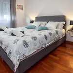 Airy 2-br W/ Open Layout & Modern Design Сплит