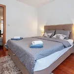 Airy 2-br W/ Open Layout & Modern Design