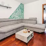 Airy 2-br W/ Open Layout & Modern Design Апартаменты Сплит