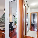 Airy 2-br W/ Open Layout & Modern Design Апартаменты