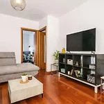 Апартаменты Airy 2-br W/ Open Layout & Modern Design