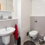 Airy 2-br W/ Open Layout & Modern Design Апартаменты *