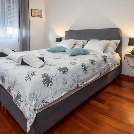 Airy 2-br W/ Open Layout & Modern Design 스플리트