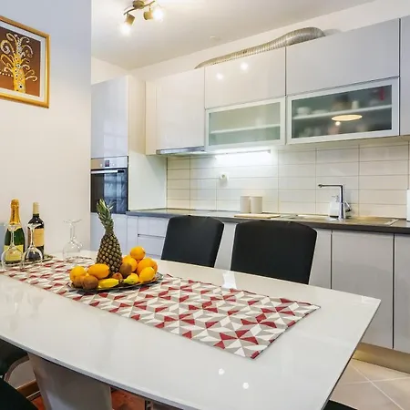شقة Airy 2-br W/ Open Layout & Modern Design
