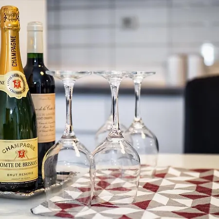 Airy 2-br W/ Open Layout & Modern Design Apartman Split