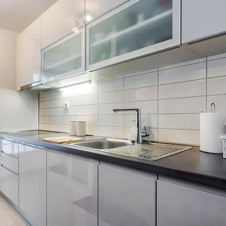 Apartman Airy 2-br W/ Open Layout & Modern Design *