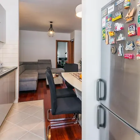 Airy 2-br Apt W/ Open Layout & Modern Design