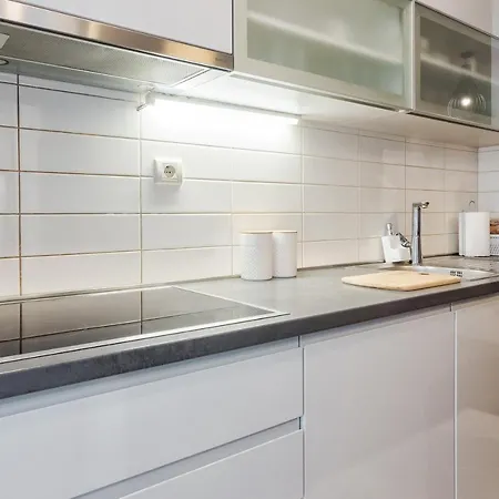 Airy 2-br Apt W/ Open Layout & Modern Design Appartamento