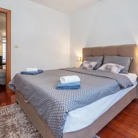 Airy 2-br Apt W/ Open Layout & Modern Design