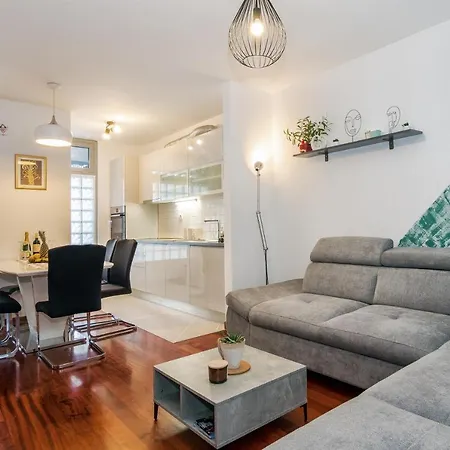 Airy 2-br Apt W/ Open Layout & Modern Design Appartamento
