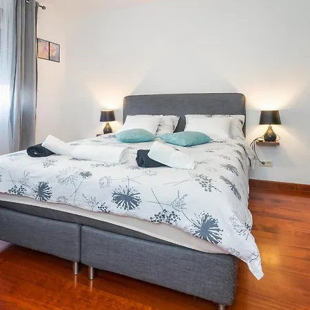 Airy 2-br Apt W/ Open Layout & Modern Design Апартаменти Спліт