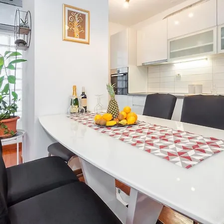 Airy 2-br Apt W/ Open Layout & Modern Design