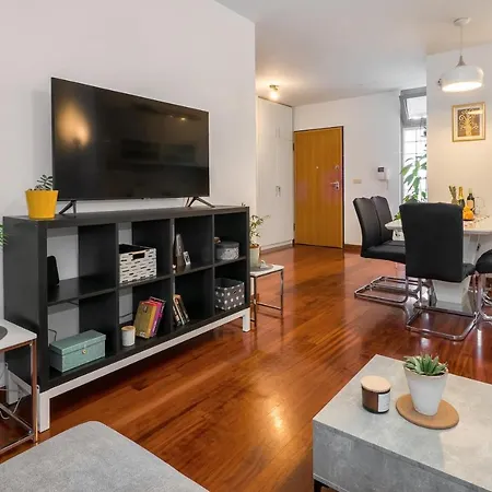 Airy 2-br Apt W/ Open Layout & Modern Design Апартаменти Спліт