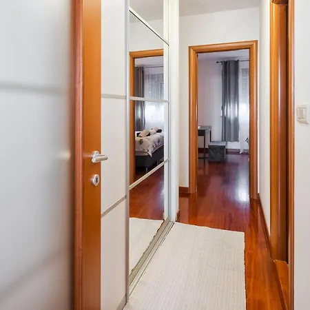 Airy 2-br Apt W/ Open Layout & Modern Design Spalato