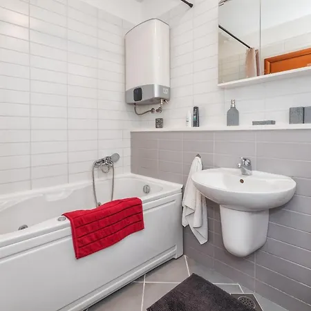 Airy 2-br Apt W/ Open Layout & Modern Design