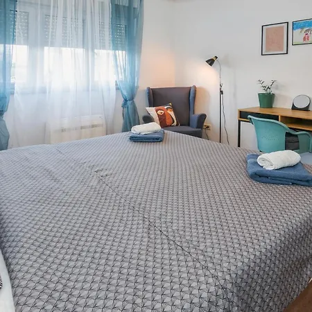 Airy 2-br Apt W/ Open Layout & Modern Design *