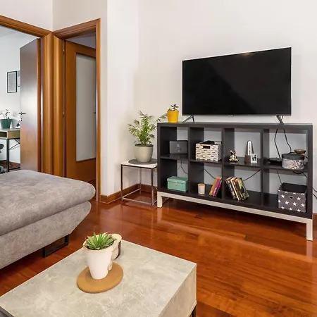 Airy 2-br Apt W/ Open Layout & Modern Design Appartamento *