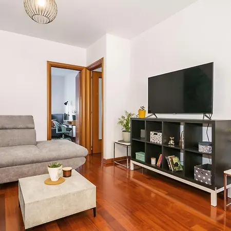 Апартаменти Airy 2-br Apt W/ Open Layout & Modern Design