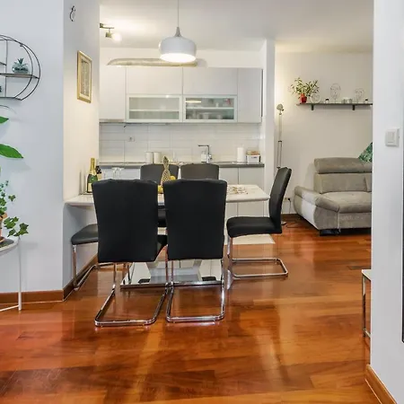 Airy 2-br Apt W/ Open Layout & Modern Design