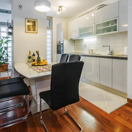 Апартаменти Airy 2-br Apt W/ Open Layout & Modern Design Спліт