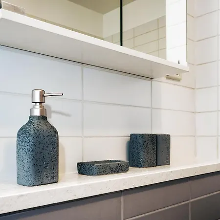 Airy 2-br Apt W/ Open Layout & Modern Design Appartamento *