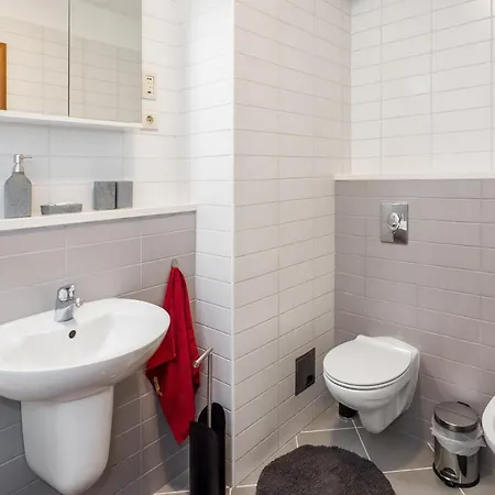 Airy 2-br Apt W/ Open Layout & Modern Design Апартаменти *