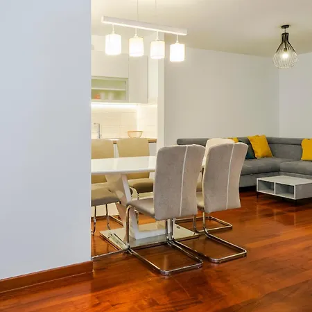 Апартаменты Airy 2-br W/ Open Layout & Modern Design