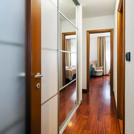 Airy 2-br W/ Open Layout & Modern Design Апартаменты Сплит