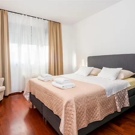 Airy 2-br W/ Open Layout & Modern Design Сплит