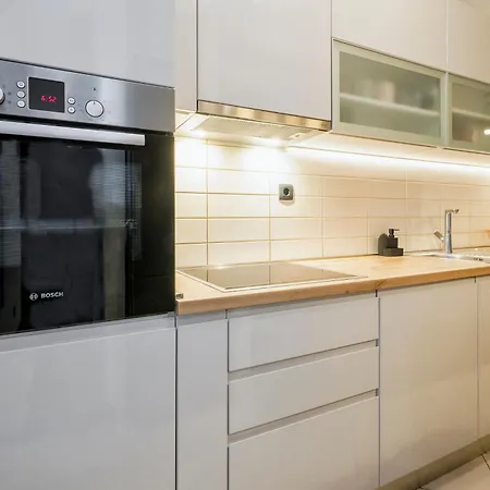 Airy 2-br W/ Open Layout & Modern Design Lägenhet