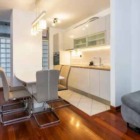 Lägenhet Airy 2-br W/ Open Layout & Modern Design Split