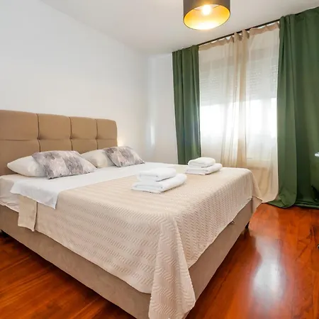 Airy 2-br W/ Open Layout & Modern Design Lägenhet *