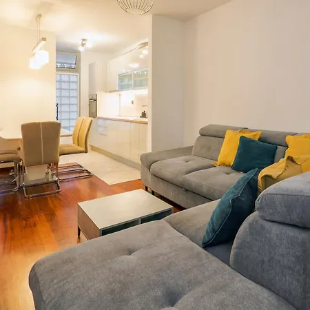 Airy 2-br W/ Open Layout & Modern Design Split