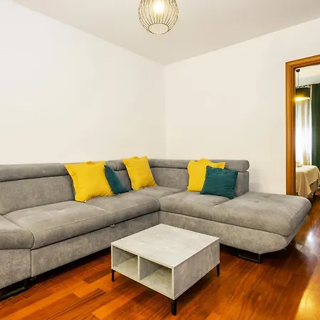 Airy 2-br W/ Open Layout & Modern Design Апартаменты
