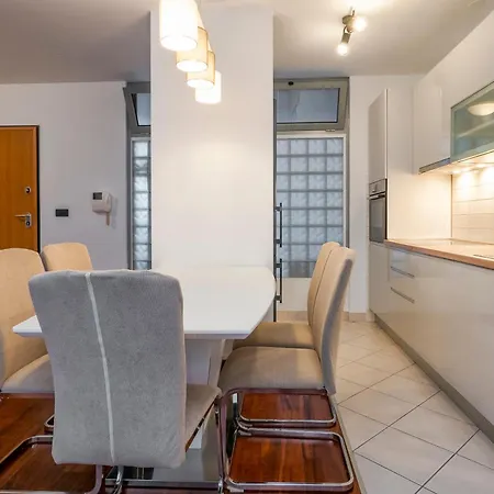 Апартаменты Airy 2-br W/ Open Layout & Modern Design