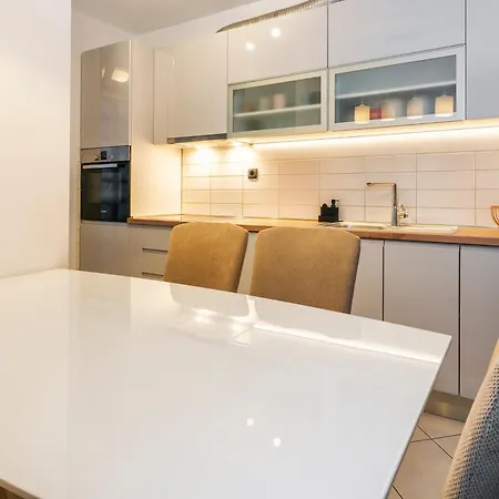 Airy 2-br W/ Open Layout & Modern Design Апартаменты *