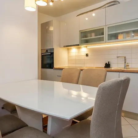 Апартаменты Airy 2-br W/ Open Layout & Modern Design *