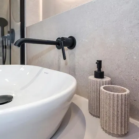 Airy 2-br W/ Open Layout & Modern Design Апартаменты Сплит