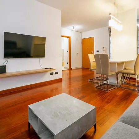 Апартаменты Airy 2-br W/ Open Layout & Modern Design