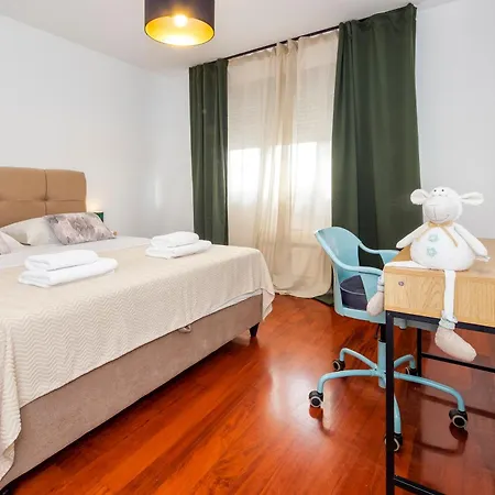 Airy 2-br W/ Open Layout & Modern Design Апартаменты *