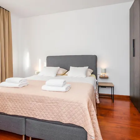 Airy 2-br W/ Open Layout & Modern Design Апартаменты *
