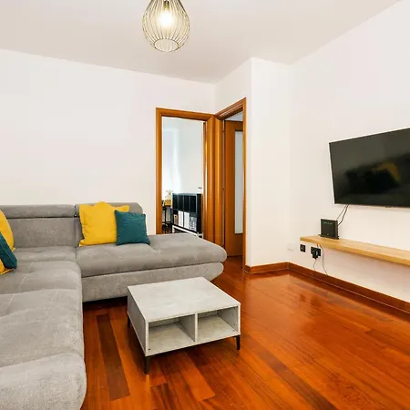 Апартаменты Airy 2-br W/ Open Layout & Modern Design *