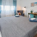 Airy 2-br W/ Open Layout & Modern Design *